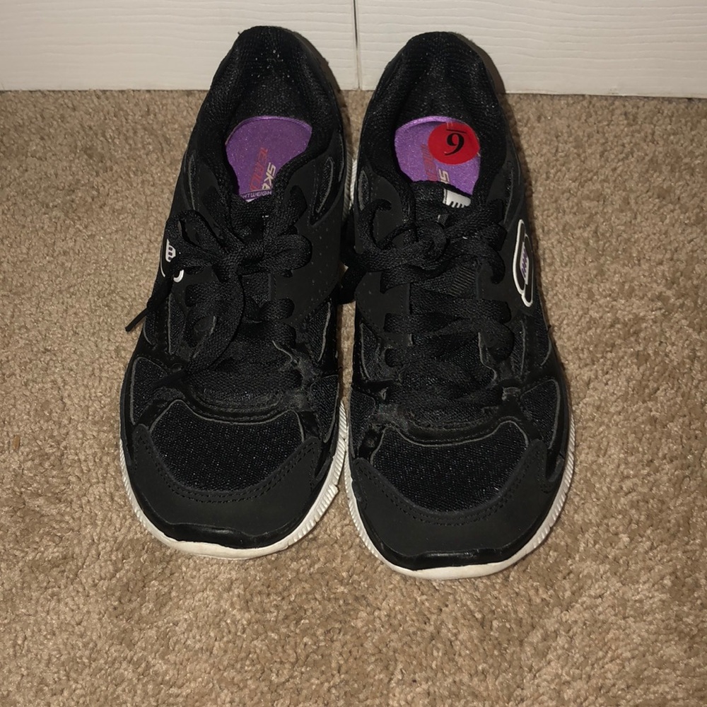 Sketchers Tennis Shoes